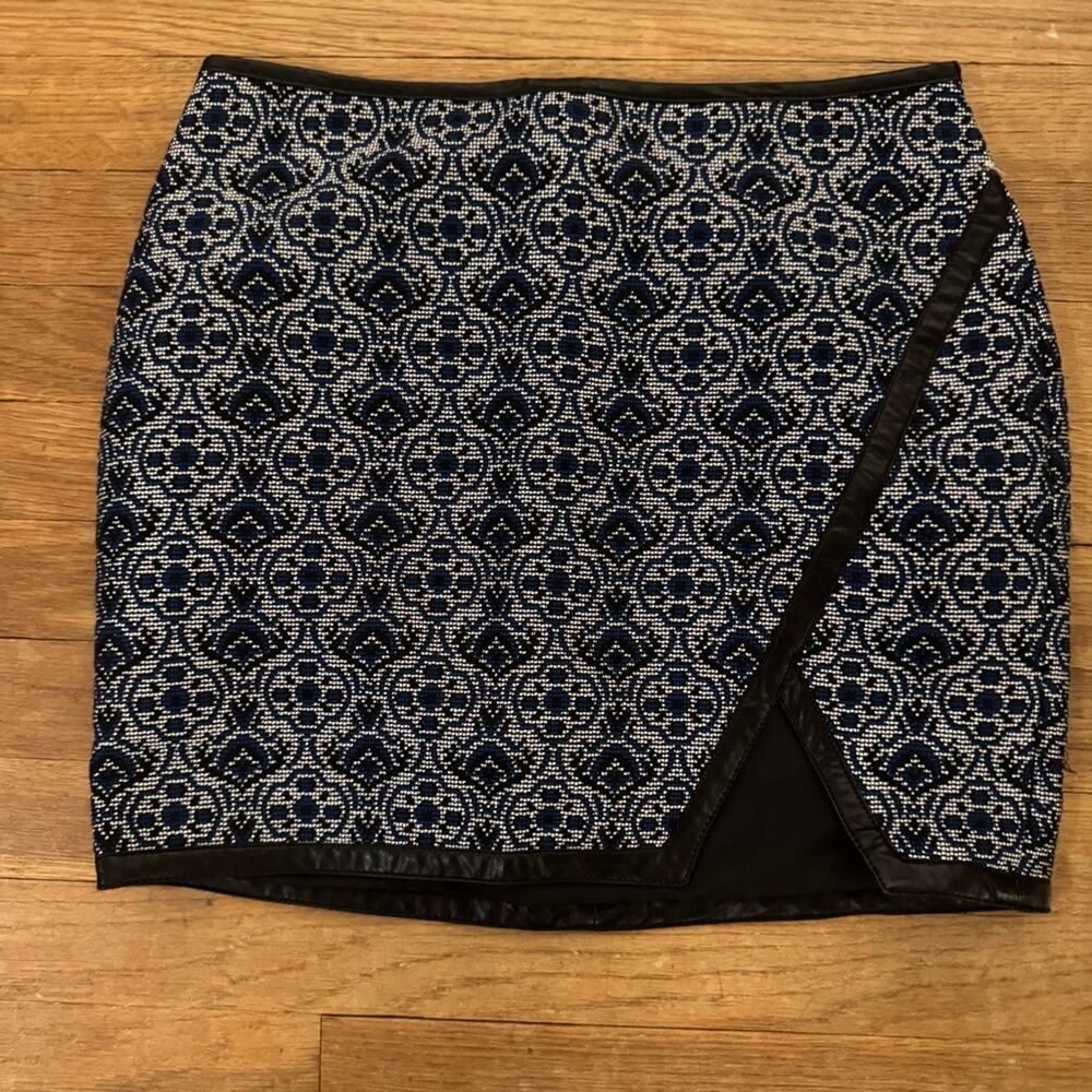 Express needle point mini pencil skirt with faux leather trim size 2
b20